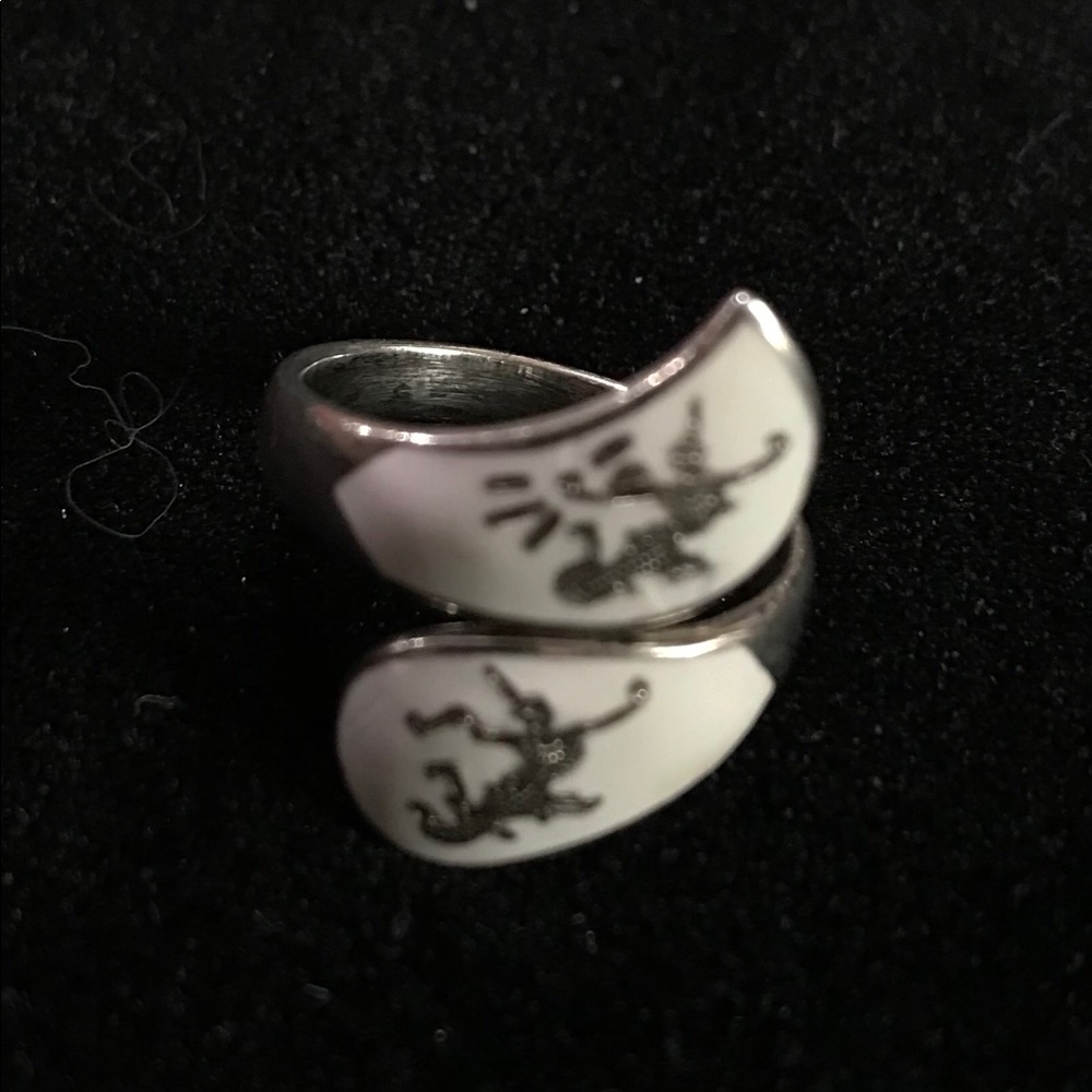 Classic Vintage Siam Silver ring